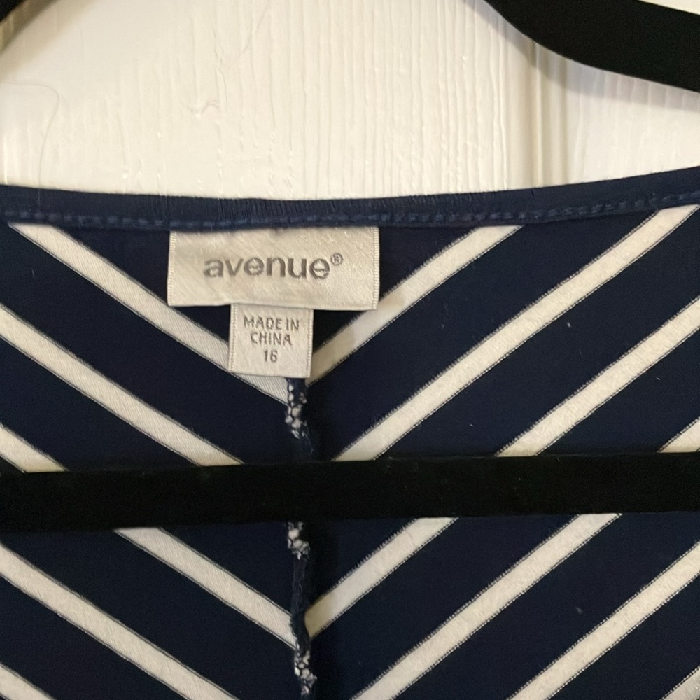 CLOSET CLEANOUT - Picture 4 of 4